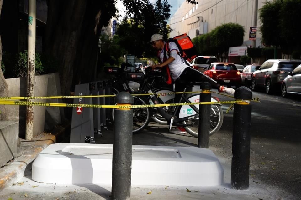 En calle Oso y Eje 7 sur se muestra la colocación de publicidad en los estacionamientos.