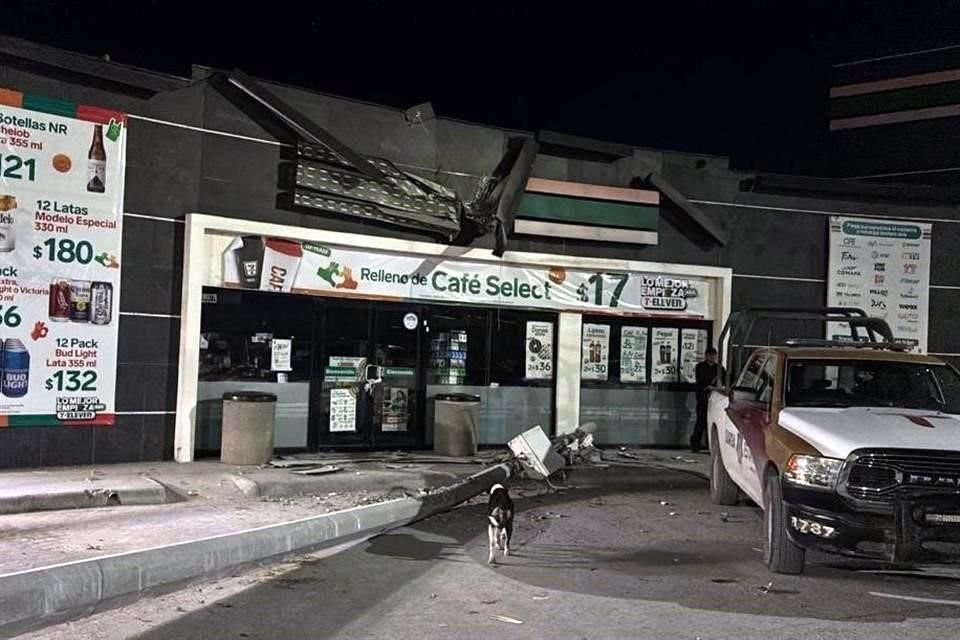 Crimen organizado vandalizó una tienda de conveniencia y quemó un auto sobre la autopista Matamoros.