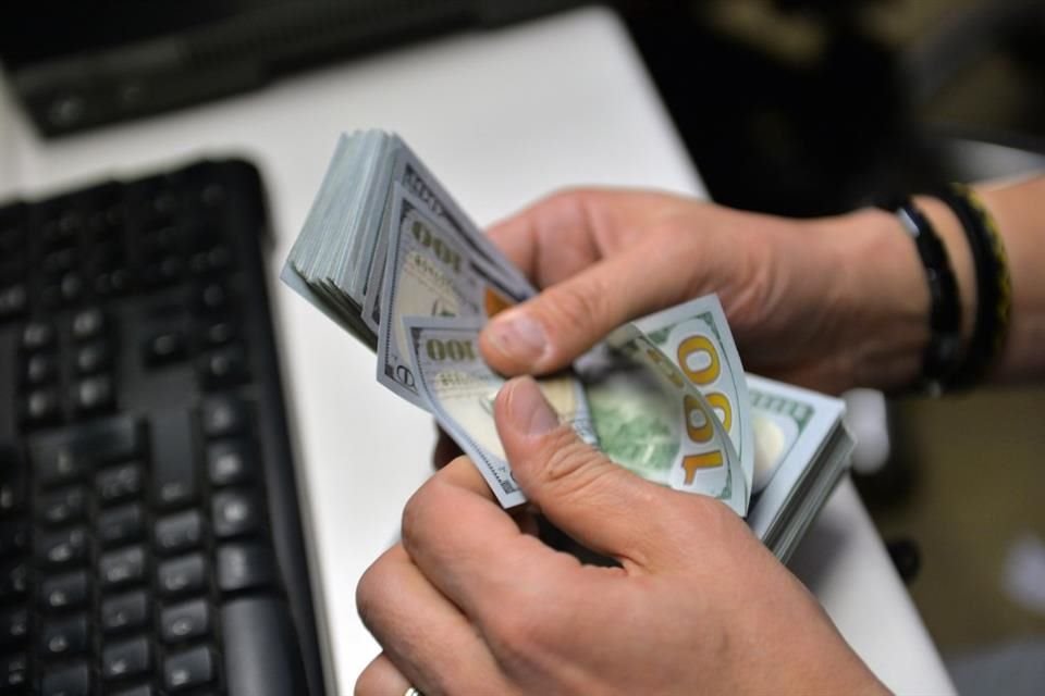 En el mercado internacional -Forex-, el peso se deprecia más de 1.7 por ciento.