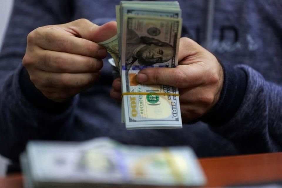 El precio del dólar subió cinco centavos en su versión al menudeo al venderse en 20.90 pesos, desde los 20.85 pesos en los que cerró la jornada previa.