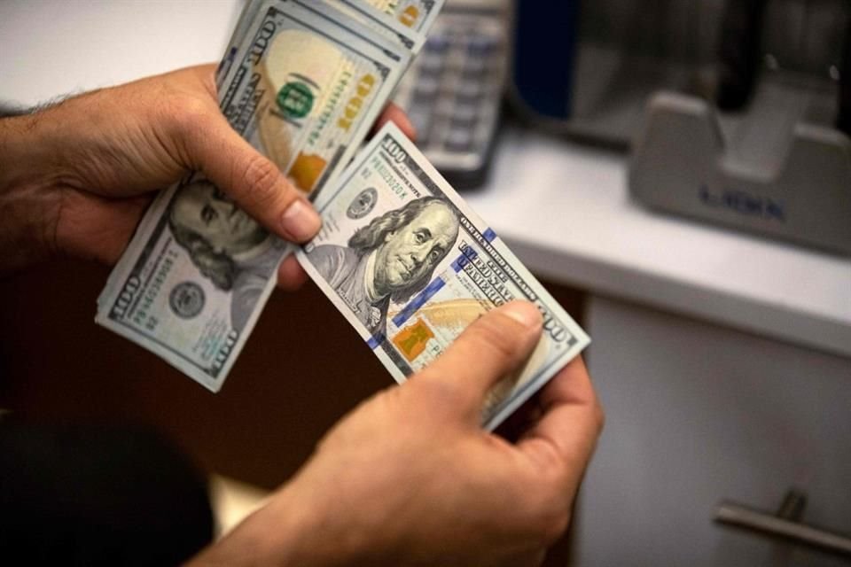 El precio del dólar repunta a $17.60 al menudeo.