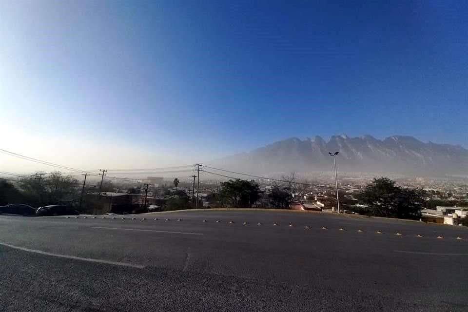 Al norponiente de la Ciudad, la capa de contaminación fue notoria.