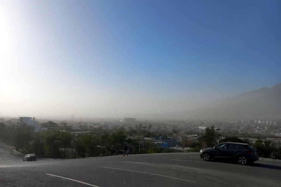 Al norponiente de la Ciudad, la capa de contaminación fue notoria.