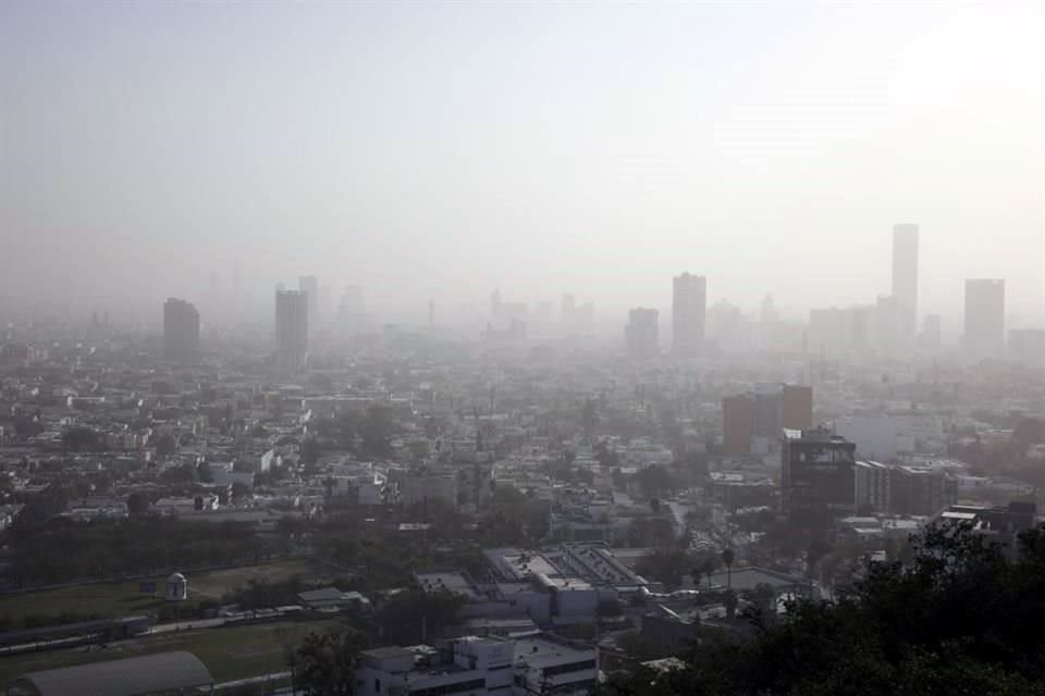 La contaminación fue visible durante la mañana desde varios puntos de la zona metropolitana.