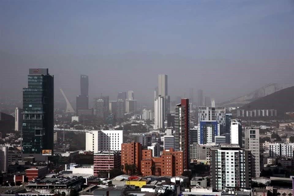 Durante la mañana la Ciudad estuvo cubierta por una gruesa capa de contaminación.