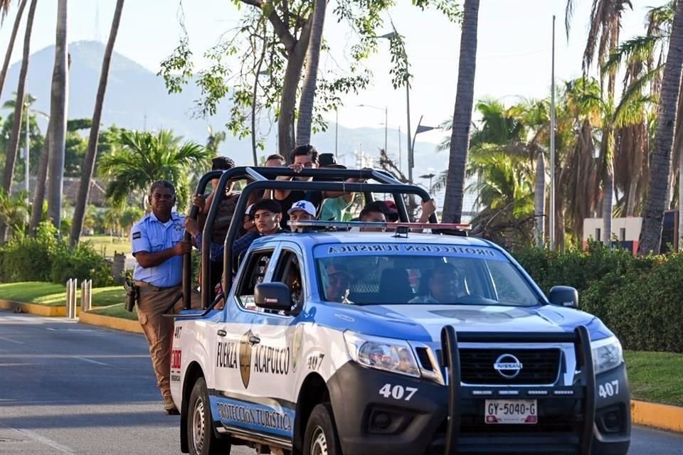 Autoridades ayudan a usuarios a trasladarse ante  falta de transporte.