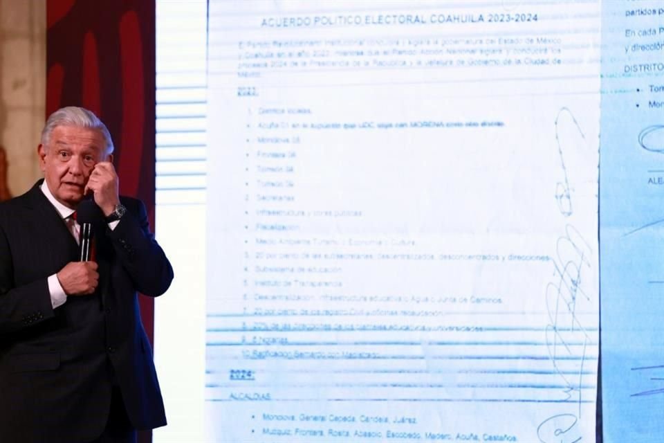 En su conferencia de prensa del jueves 11 de enero, el Presidente exhibió el acuerdo entre PAN y PRI en Coahuila.