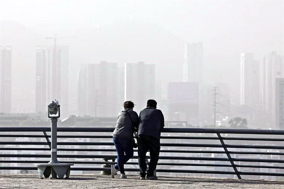 La gruesa capa de contaminación que cubrió la Ciudad esta mañana impidió que las personas visualizaran el paisaje, en el Obispado.