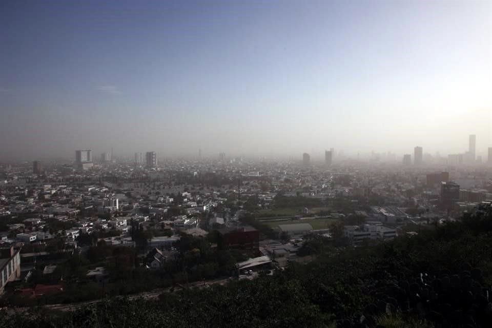 Desde puntos altos de la zona metropolitana, la contaminación fue visible durante el día.