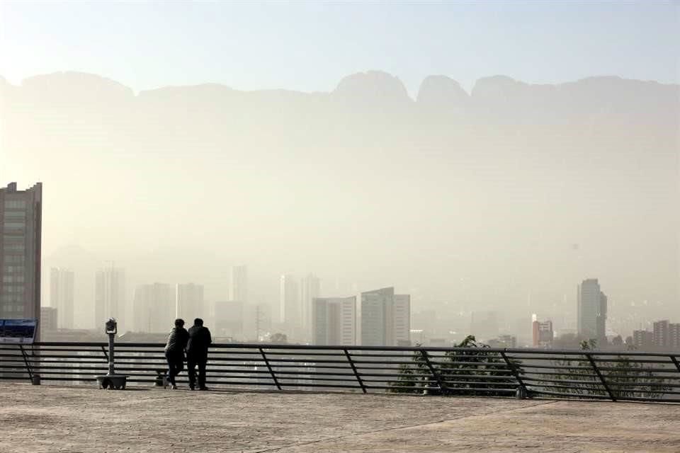 Autoridades recomiendan no salir al aire libre durante la alerta ambiental.