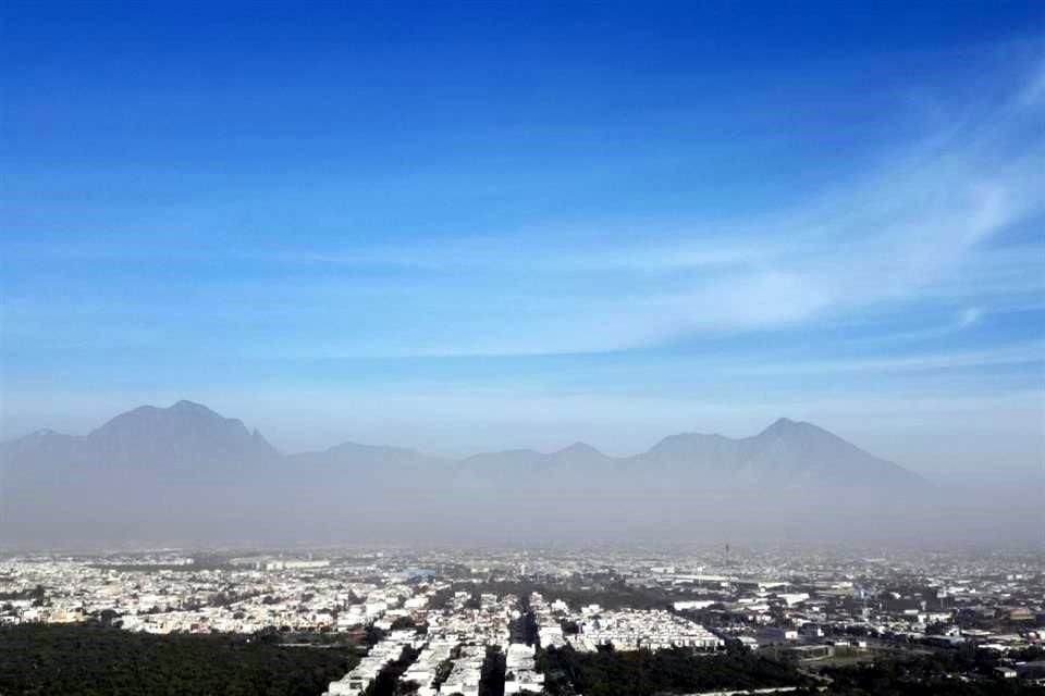 La contaminación que cubrió a la Ciudad ocultó las montañas.