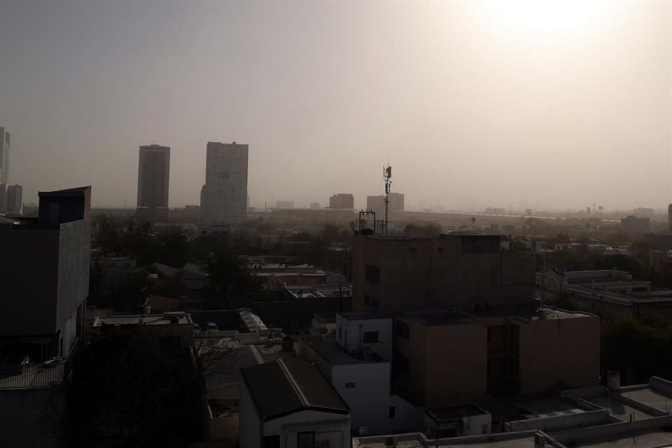 Durante la mañana, la mayoría de las estaciones de monitoreo ambiental reportaron extremadamente mala calidad del aire en la zona metropolitana.