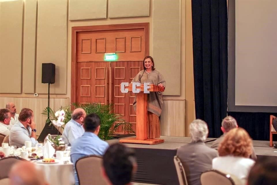 Xóchitl Gálvez acudió como invitada a dialogar con el sector turístico en la zona hotelera de Cancún.