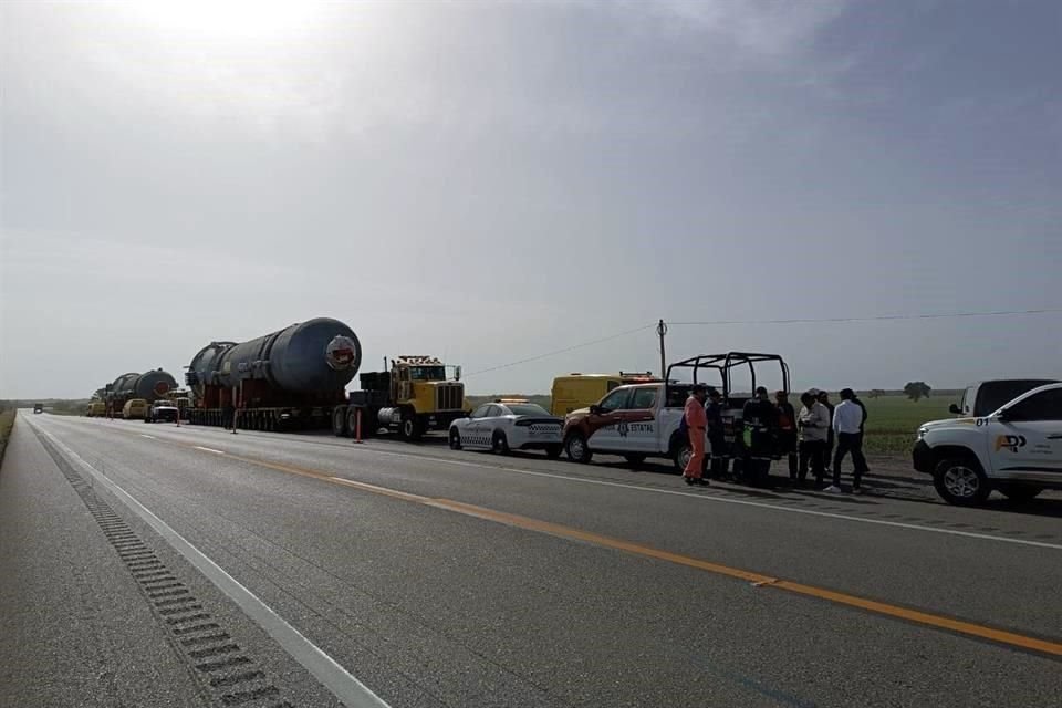 Autoridades dijeron que este día permanecerá cerrada la circulación en su totalidad en la carretera federal 81, a la altura de las letras oficiales del municipio de González.