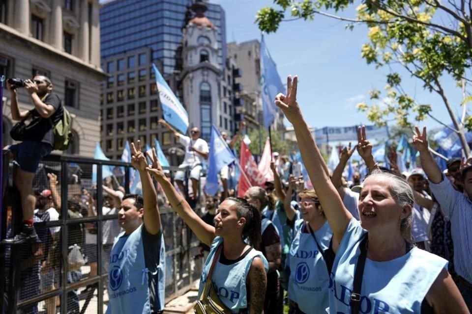 Manifestantes antigubernamentales se manifiestan contra las reformas económicas del presidente Javier Milei frente a la Corte Suprema.