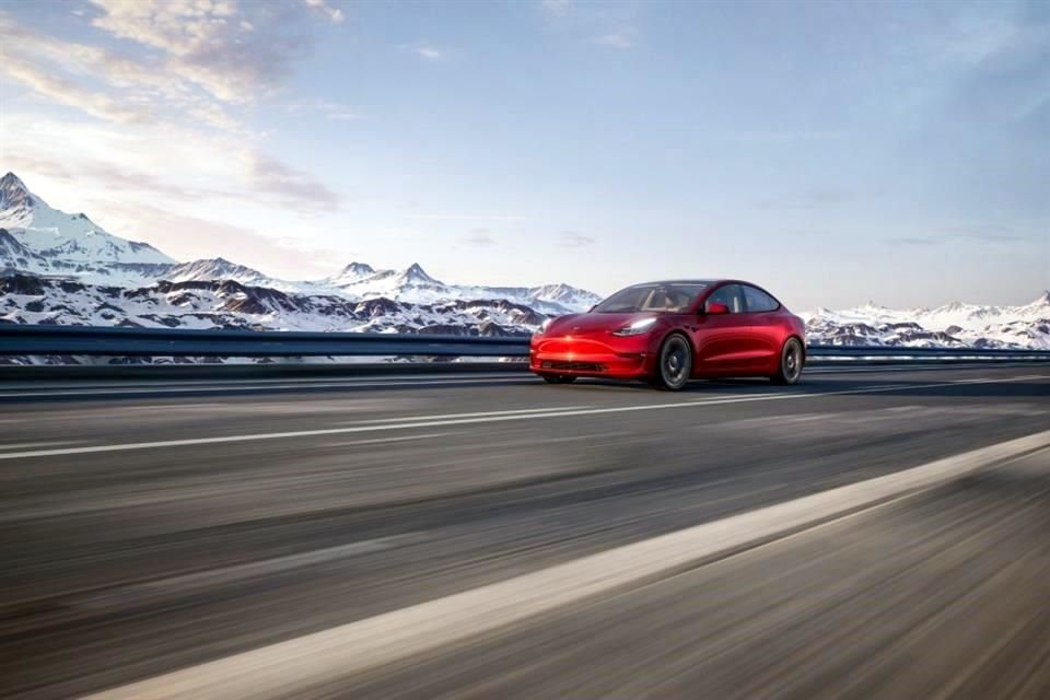 En 15 minutos recarga hasta 242 km de autonomía.