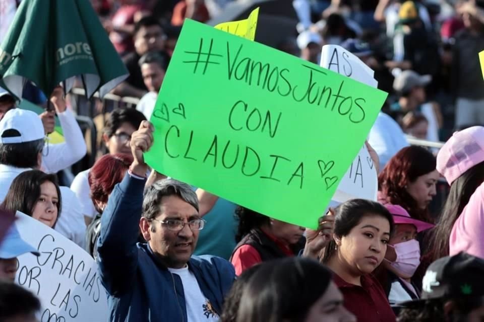 Simpatizantes de Claudia Sheinbaum, pre candidata única de MORENA a la presidencia de México .