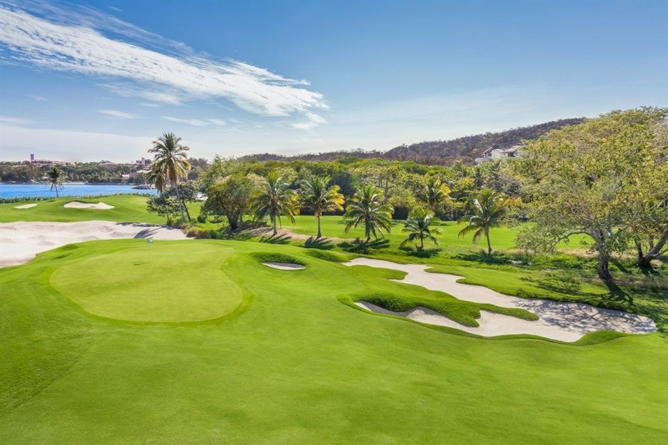 Para mantener ocupación de campo de golf en Huatulco, empresa de Salinas logró prórroga de concesión con transas, acusó Gobierno de Oaxaca.