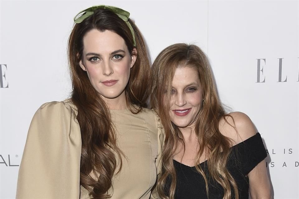 Riley Keough también recordó a su madre compartiendo una fotografía juntas.