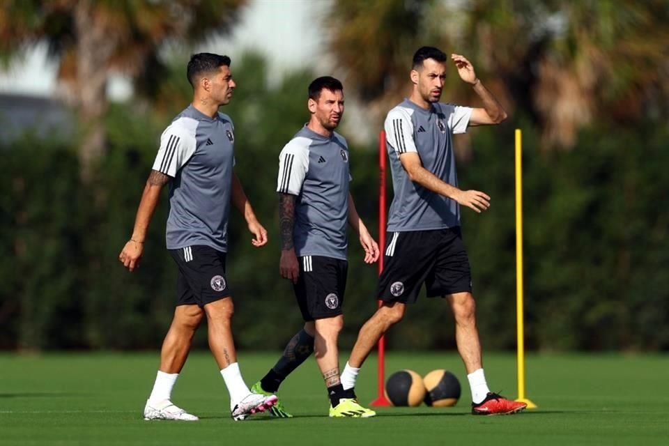 Luis Suárez se reencuentra con sus compañeros del Barcelona.