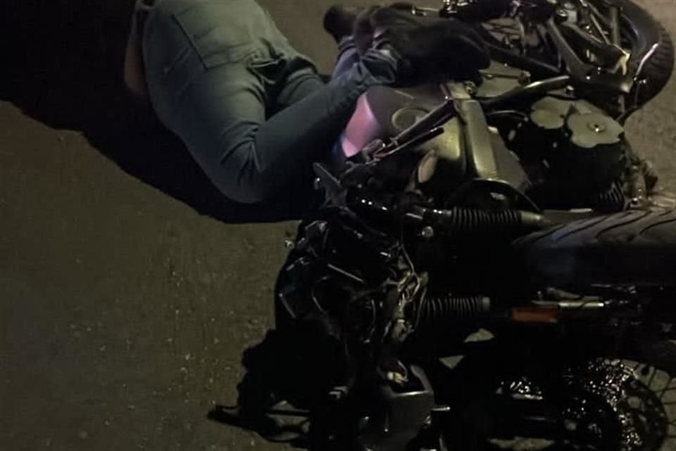 Fue sobre la parte alta del puente vehicular que atraviesa la Avenida Tláhuac, en la Alcaldía Iztapalapa, que el cuerpo y la moto quedaron tendidos.