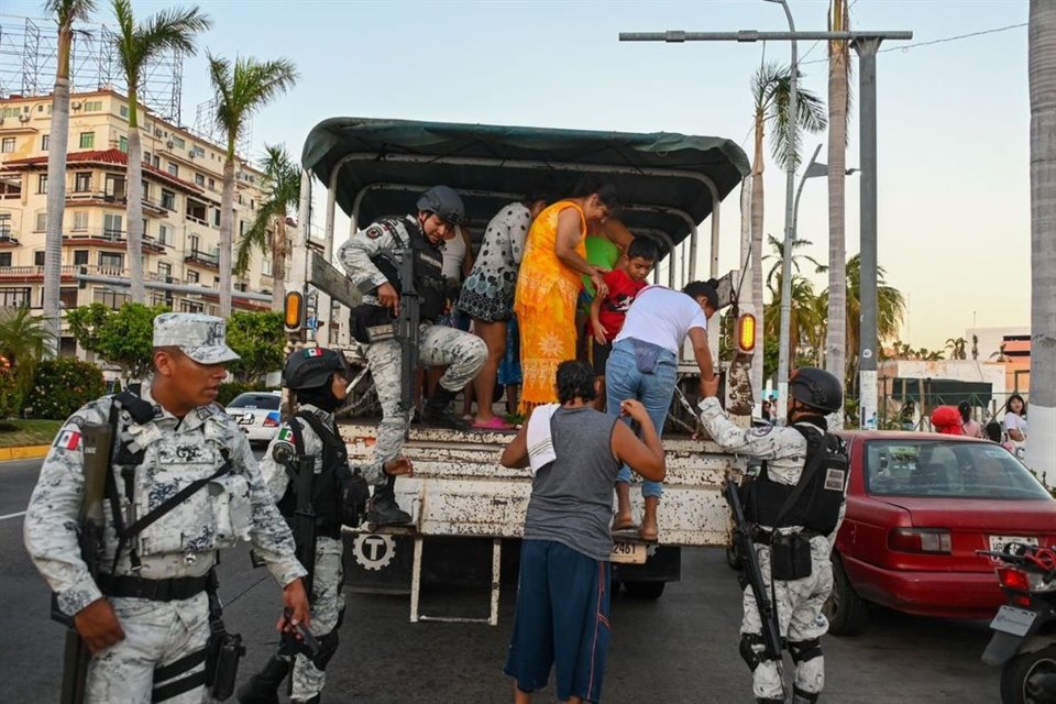 La Guardia Nacional implementó operativo para apoyar en el transporte público de Acapulco, Guerrero, ante crisis causada por violencia.