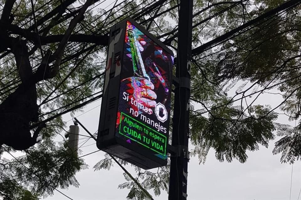 Vecinos de Miguel Hidalgo criticaron el uso de estructuras urbanas en Polanco para colocar publicidad.