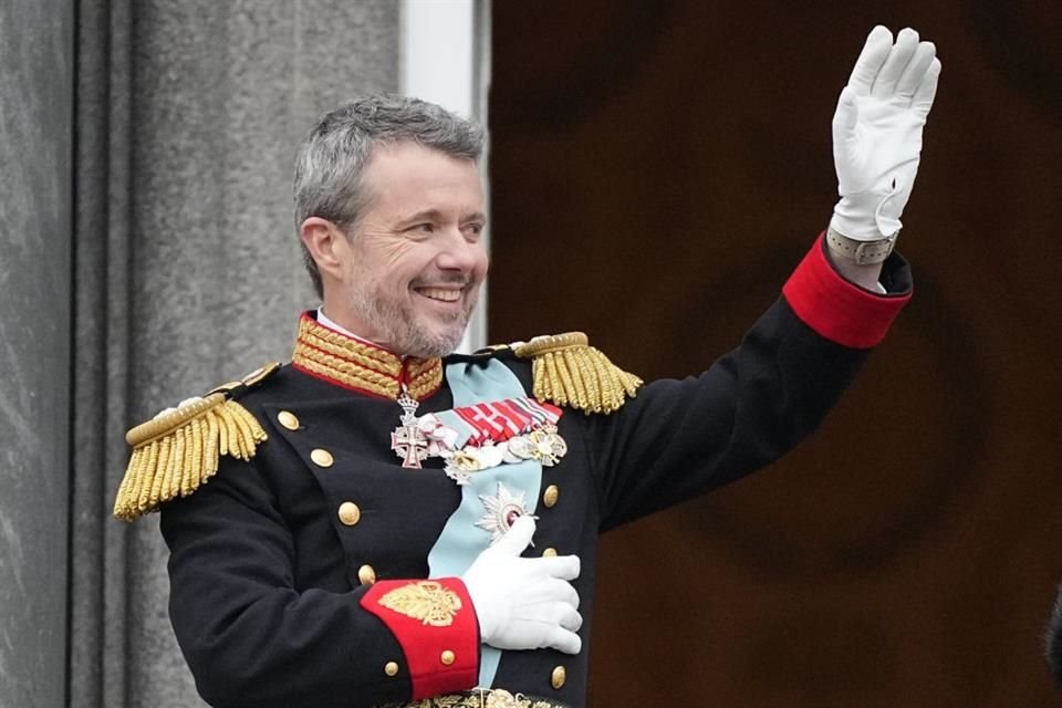 El Rey Federico X de Dinamarca saluda desde el balcón del Palacio de Christiansborg.