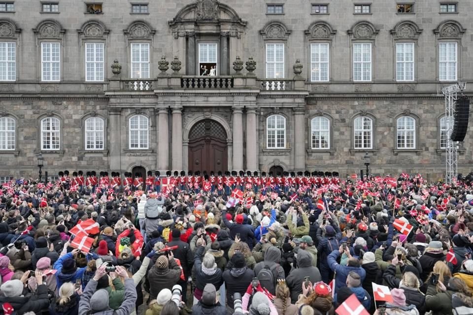 El Rey Federico X de Dinamarca y la reina María de Dinamarca saludan desde el balcón del Palacio de Christiansborg.