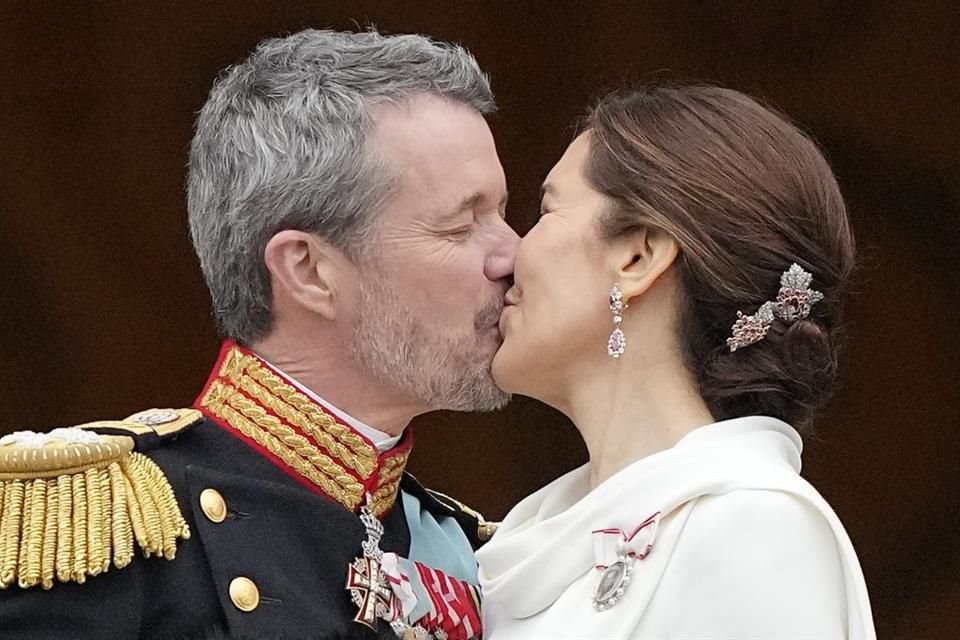 El Rey Federico X de Dinamarca besa a su esposa, la Reina María de Dinamarca, en el balcón del palacio de Christiansborg.