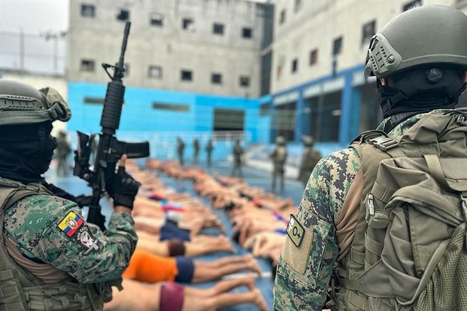 Fuerzas Armadas resguardan a reclusos tras retomar el control de la prisión de Turi en Cuenca, Ecuador.