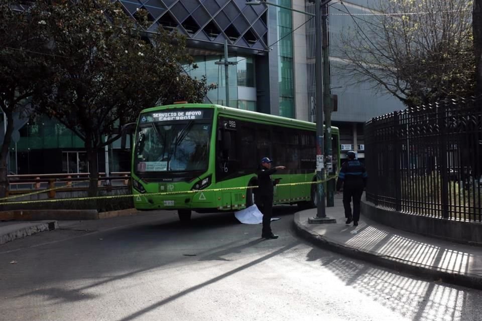 Una mujer falleció al ser atropellada en el Cetram de Chapultepec por una unidad de RTP del servicio emergente de la Línea 1.