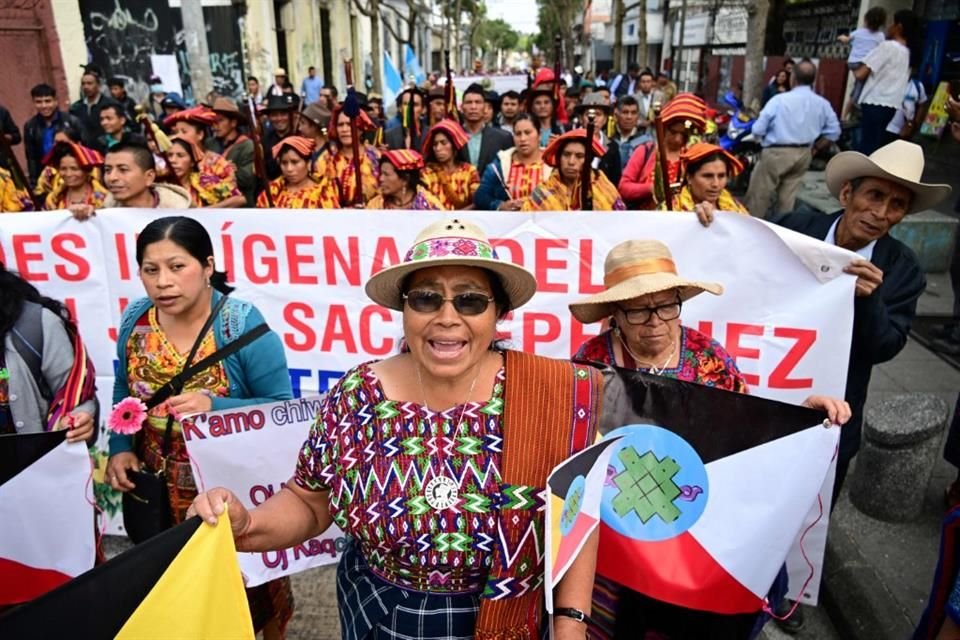 Indígenas guatemaltecos marchan en la llamada 'Marcha por la democracia' en la capital del país, el 14 de enero del 2024.