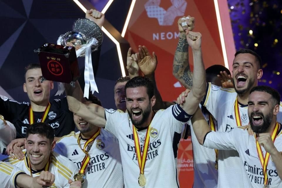 El capitán Nacho Fernández fue el encargado de recibir el trofeo de campeón.