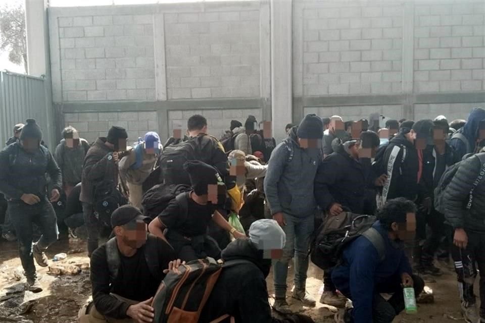 Las autoridades rescataran a 726 migrantes de una bodega abandonada en el Municipio de Coaxomulco, en Tlaxcala.