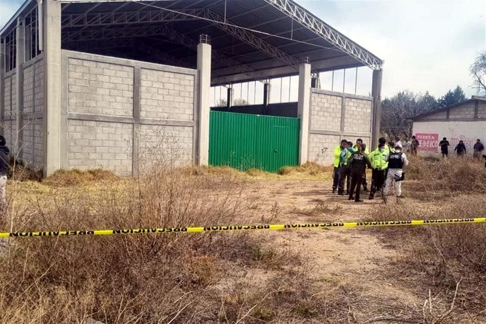 Los migrantes fueron trasladados al almacén ubicado sobre la Avenida San Antonio, a bordo de dos tractocamiones.