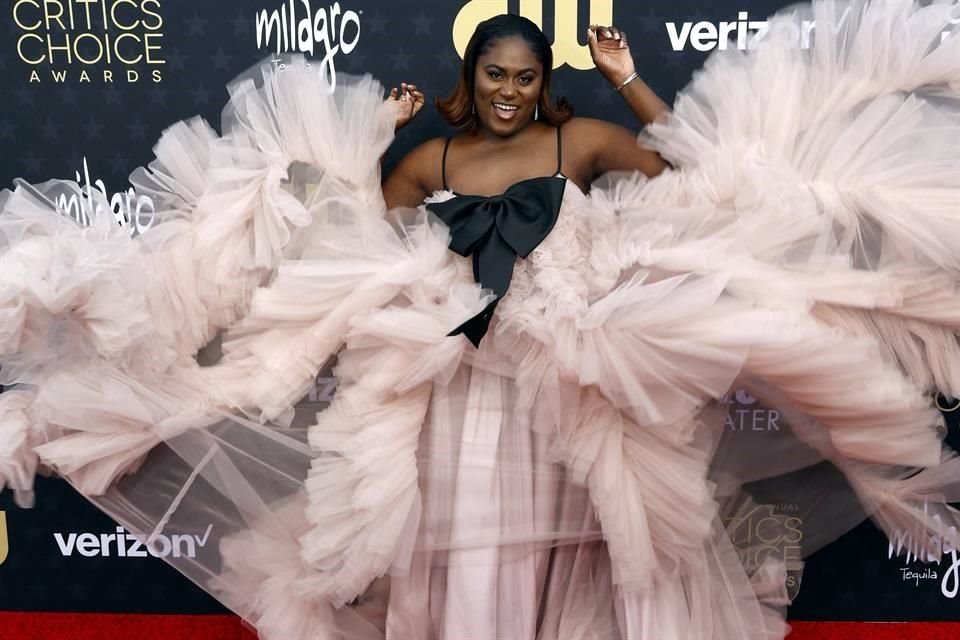 Danielle Brooks fue de las más festivas a su llegada a la alfombra roja.