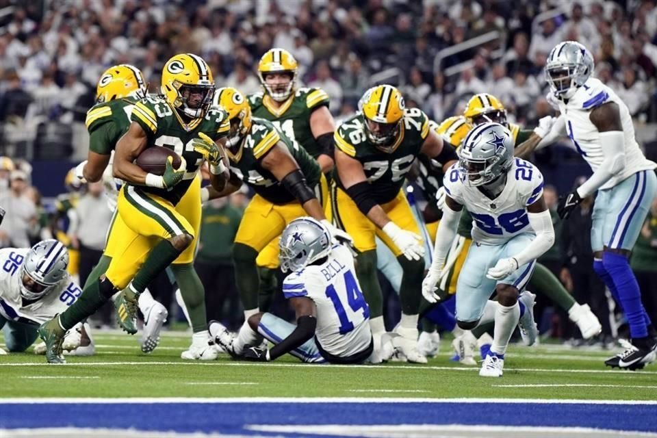 Aaron Jones aprovechó la deficiente actuación de la defensiva de Cowboys y llegó en tres ocasiones a las diagonales.