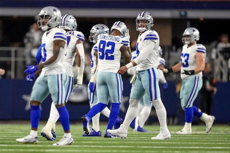 Dak Prescott no hizo funcionar a la ofensiva, ya que fueron evidenciados por los defensivos de Green Bay. Terminó con tres pases de anotación, pero sufrió dos intercepciones.