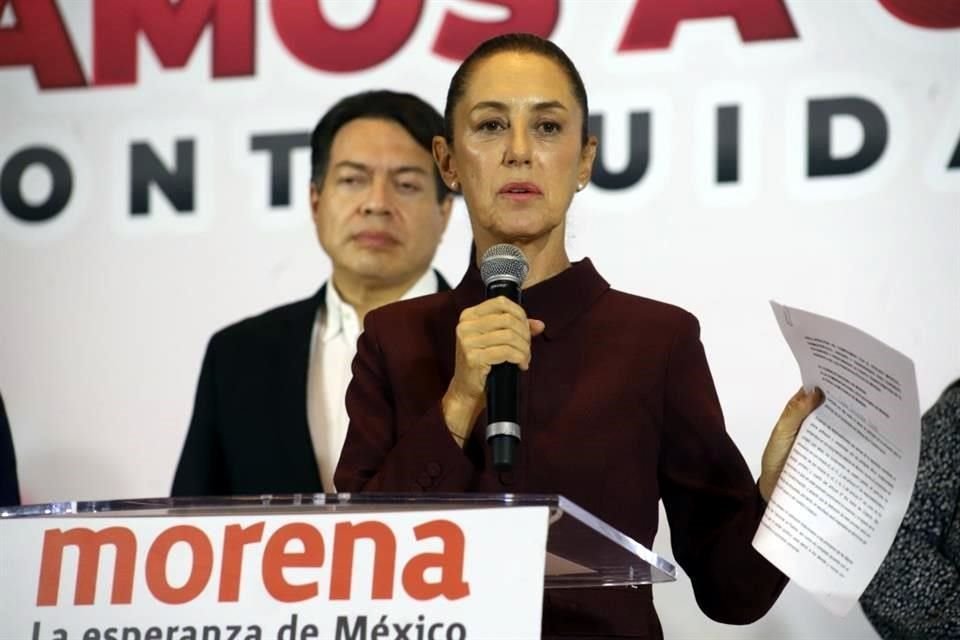 La multa se desprende del proceso interno en el que resultó seleccionada Claudia Sheinbaum como aspirante presidencial de Morena. La imagen es de su registro ante la dirigencia de Morena.