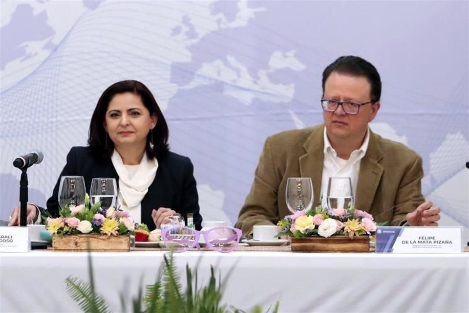 El Magistrado Felipe de la Mata, junto a la presidenta del Tribunal Electoral, Mónica Soto.