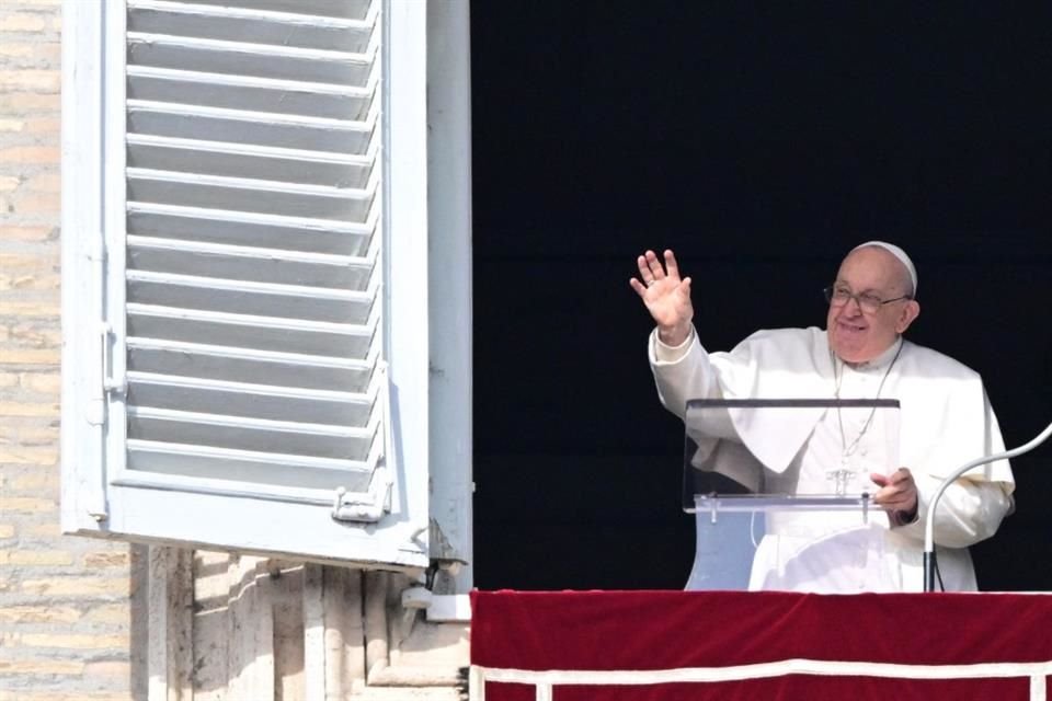 El Papa Francisco saluda durante su bendición del Ángelus, en la Plaza de San Pedro, el 14 de enero del 2024.