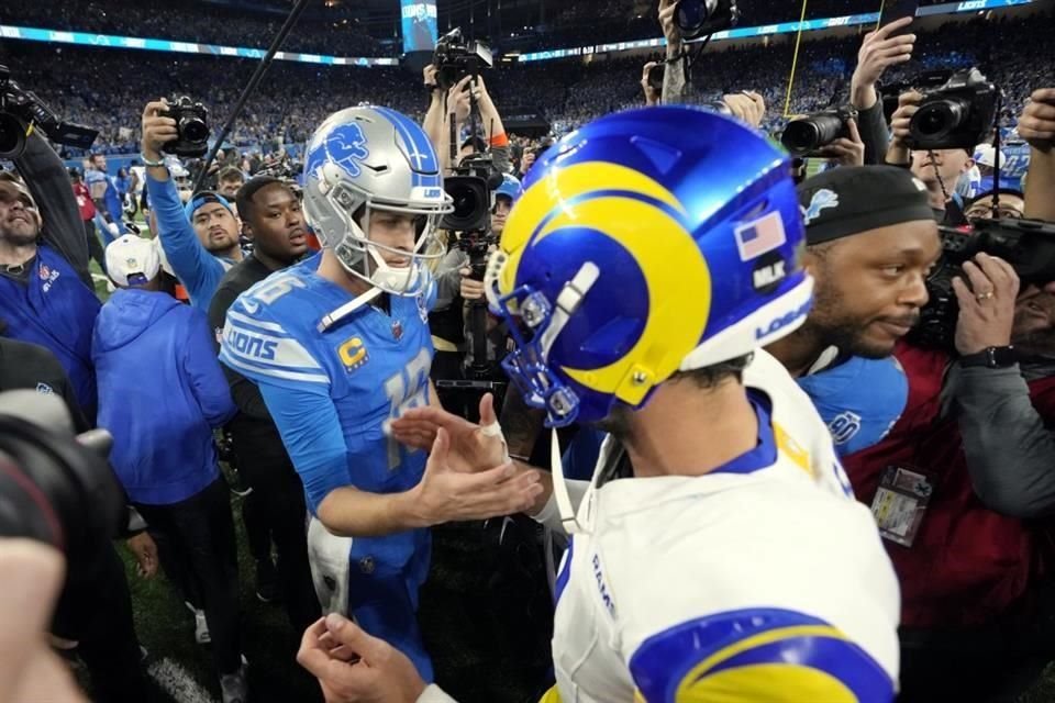 El saludo de Jared Goff (izq.) y Matthew Stafford (der.), los dos QBs titulares, al final del partido.