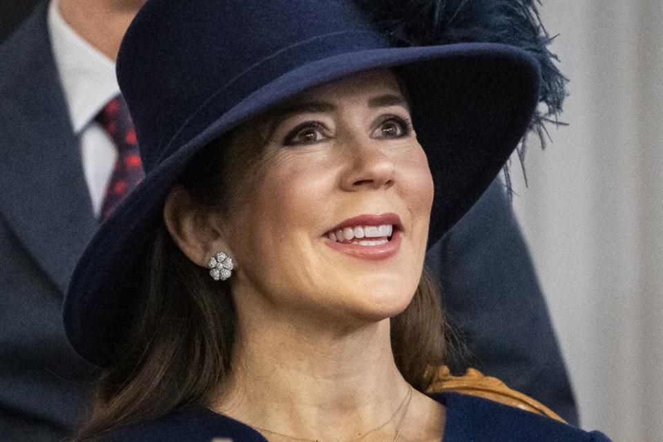 La Reina Mary combinó su atuendo con un sombrero con tocado de plumas a un lado.