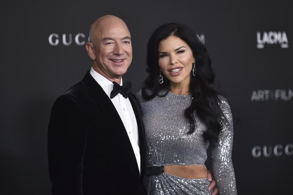 Jeff Bezos acompañó a su prometida durante el desfile.