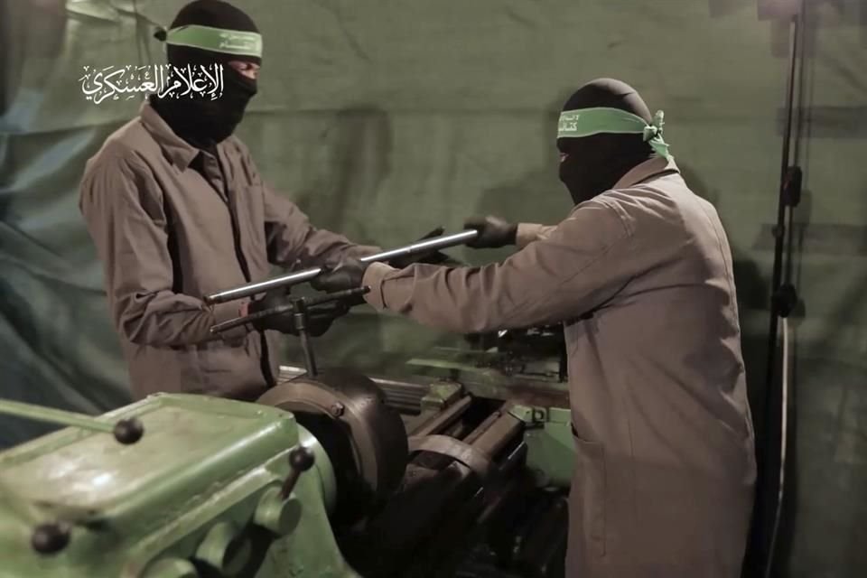 Militantes de Hamas usan equipo para realizar su propio rifle.