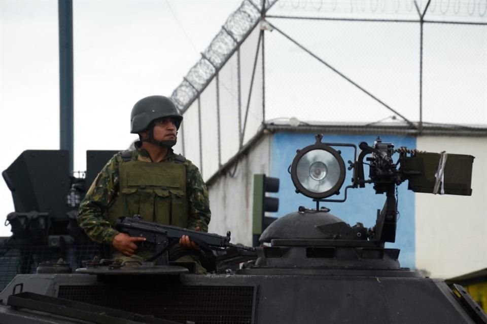 Un soldado ecuatoriano en un tanque afuera de la prisión de Machala, el 15 de enero del 2024.