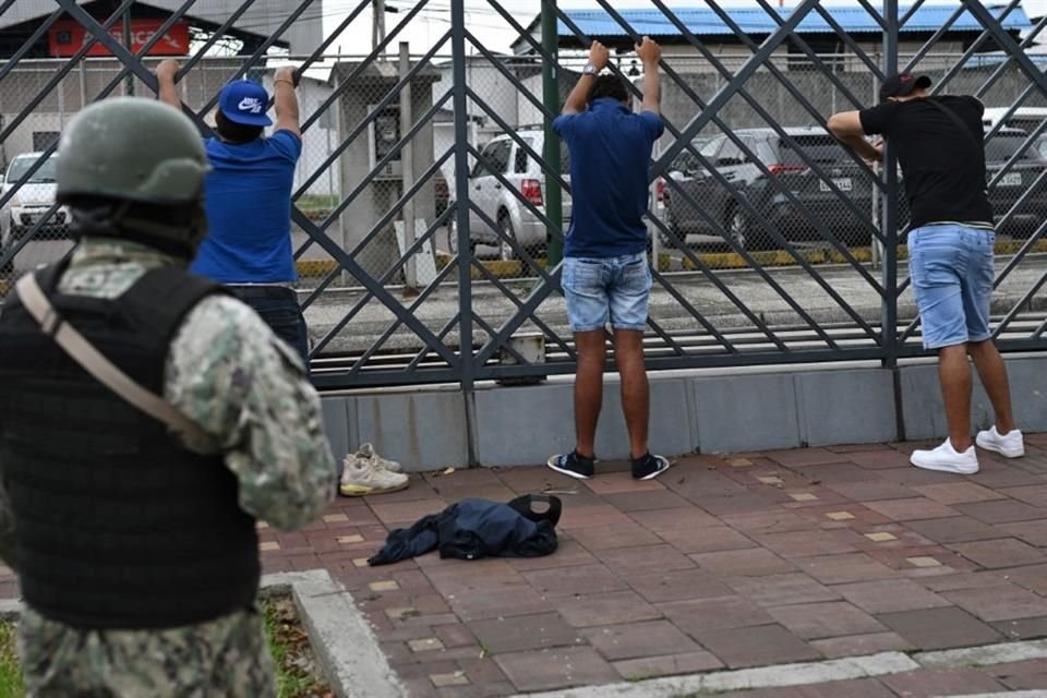 Tres hombres sospechosos de pertenecer a una pandilla son detenidos durante una operación en Guayaquil, el 15 de enero del 2024.