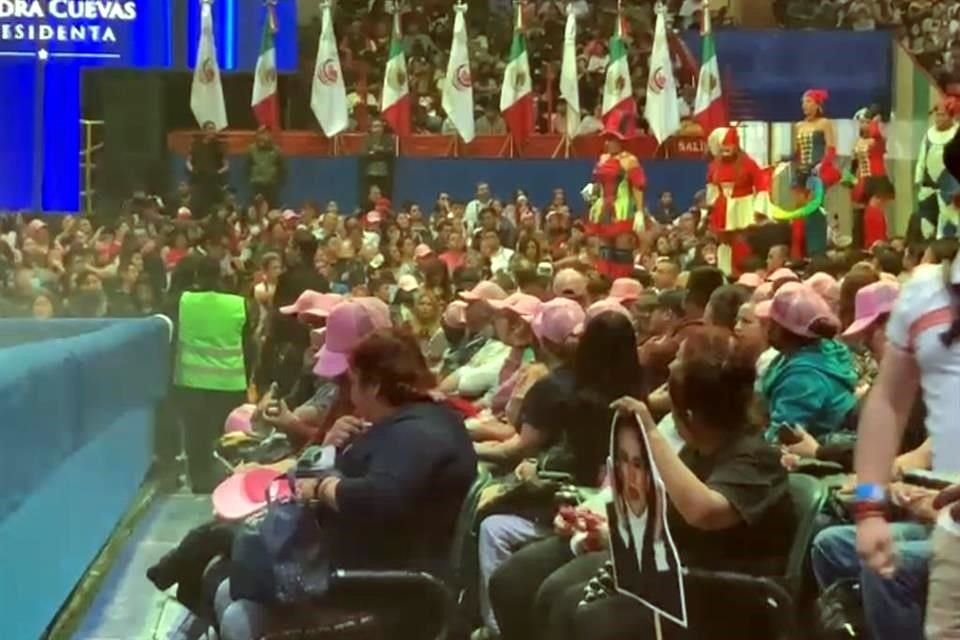 Sandra Cuevas convocó al evento en la Arena México.