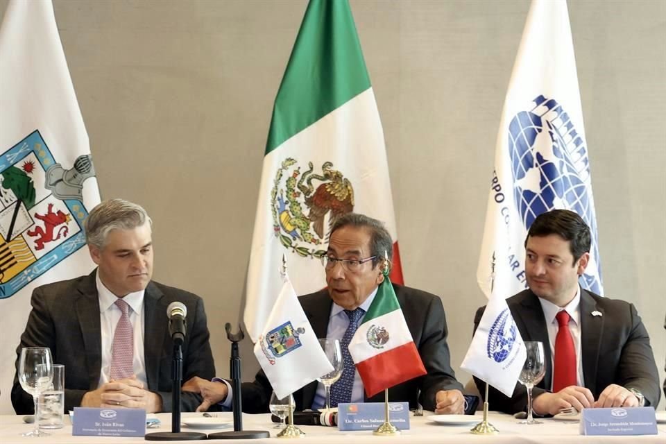 Iván Rivas (izq. a der.), Secretario de Economía de NL; Carlos Salazar Lomelín, presidente del Cuerpo Consular, y Jorge Arrambide Montemayor, titular del Comité de Regulación del Cluster Energético.